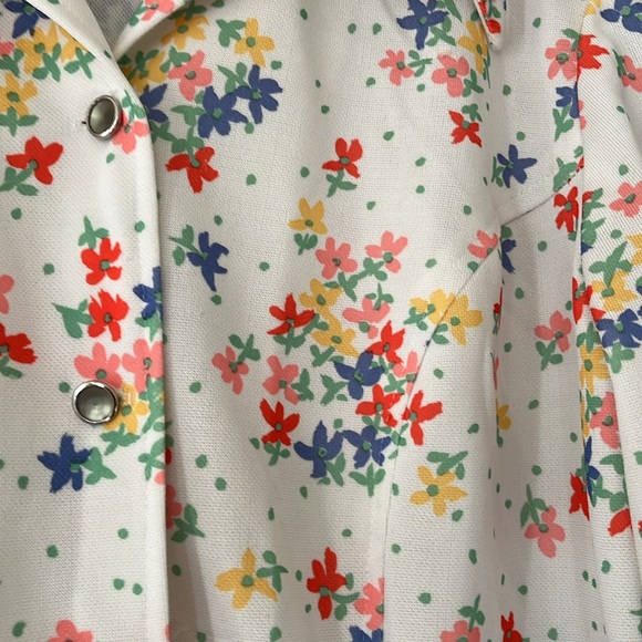 Tops - Vintage white floral top pearl buttons pockets pointed collar